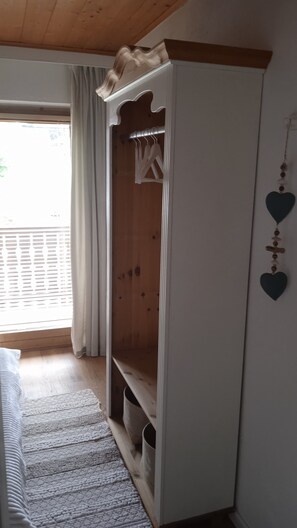 Interior - Apartment 'Gästehaus Kamaria' with Balcony and Wi-Fi (Rinchnach)