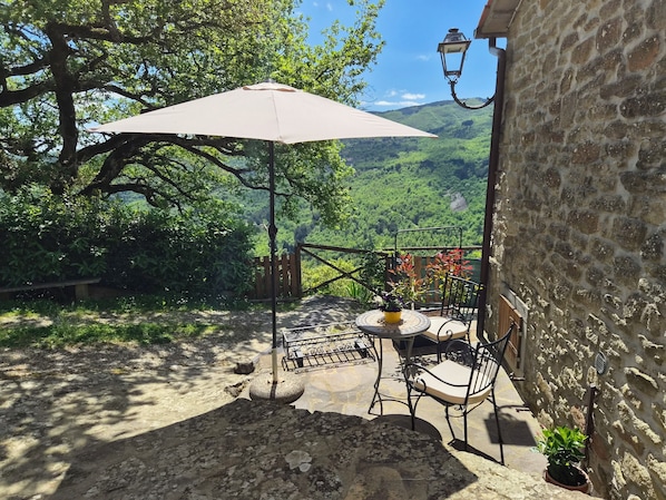 Outdoor dining - Charming Tuscan apartment with a pool, views, and a private terrace (Toscana)