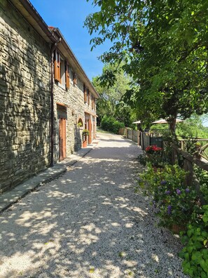 Exterior - Charming Tuscan apartment with a pool, views, and a private terrace (Toscana)