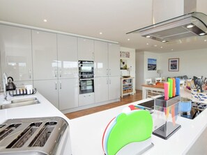 Oven, dishwasher, cookware/dishes/utensils - 2 Bed in Amble (oc-cn183) (Amble)