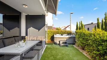 Standard Townhome, 2 Bedrooms, 2 Bathrooms (Pure Bliss Villa With Jacuzzi) | Outdoor dining