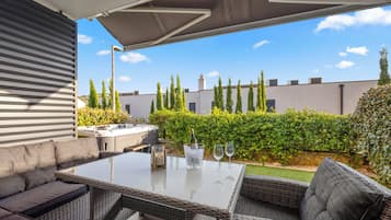 Standard Townhome, 2 Bedrooms, 2 Bathrooms (Pure Bliss Villa With Jacuzzi) | Outdoor dining