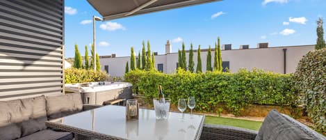 Standard Townhome, 2 Bedrooms, 2 Bathrooms (Pure Bliss Villa With Jacuzzi) | Outdoor dining