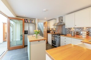 Dishwasher, high chair, cookware/dishes/utensils - 4 Bed in Bideford (oc-59699) (Instow)