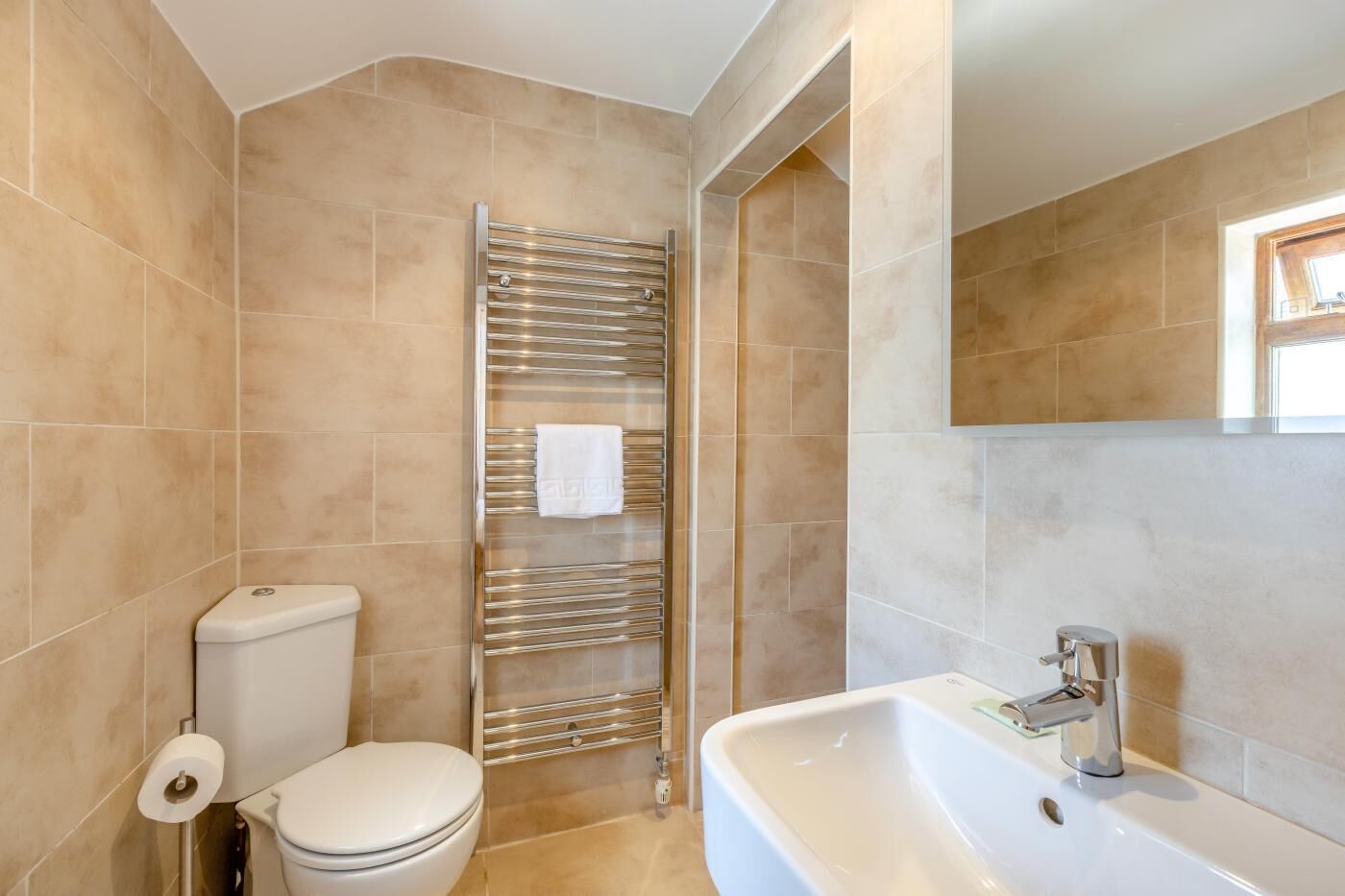 Une salle de bain avec des toilettes, un porte-serviettes et une baignoire.