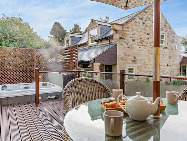 Outdoor dining - 2 Bed in Alnwick (oc-cn218) (Alnwick)