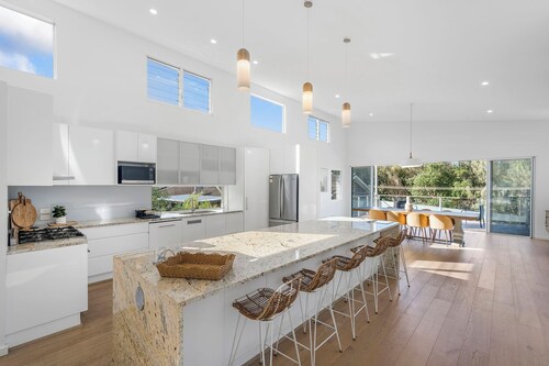 Luxury Coastal Holiday House Opposite Lighthouse Beach