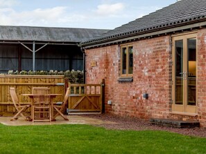 Outdoor dining - 2 Bed in Gloucester (oc-60202) (Redmarley D'Abitot)