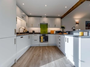 Oven, dishwasher, high chair, cookware/dishes/utensils - 2 Bed in Gloucester (oc-60202) (Redmarley D'Abitot)