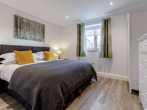 Travel cot, free WiFi, bed sheets - 2 Bed in Gloucester (oc-60202) (Redmarley D'Abitot)