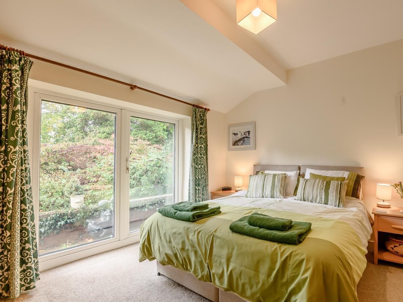 2 bedrooms, travel crib, WiFi (free), bed sheets