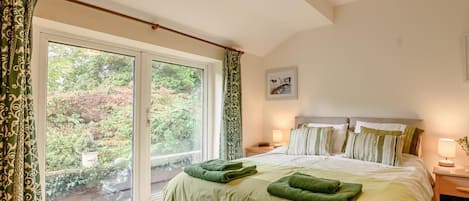 2 bedrooms, travel crib, WiFi (free), bed sheets