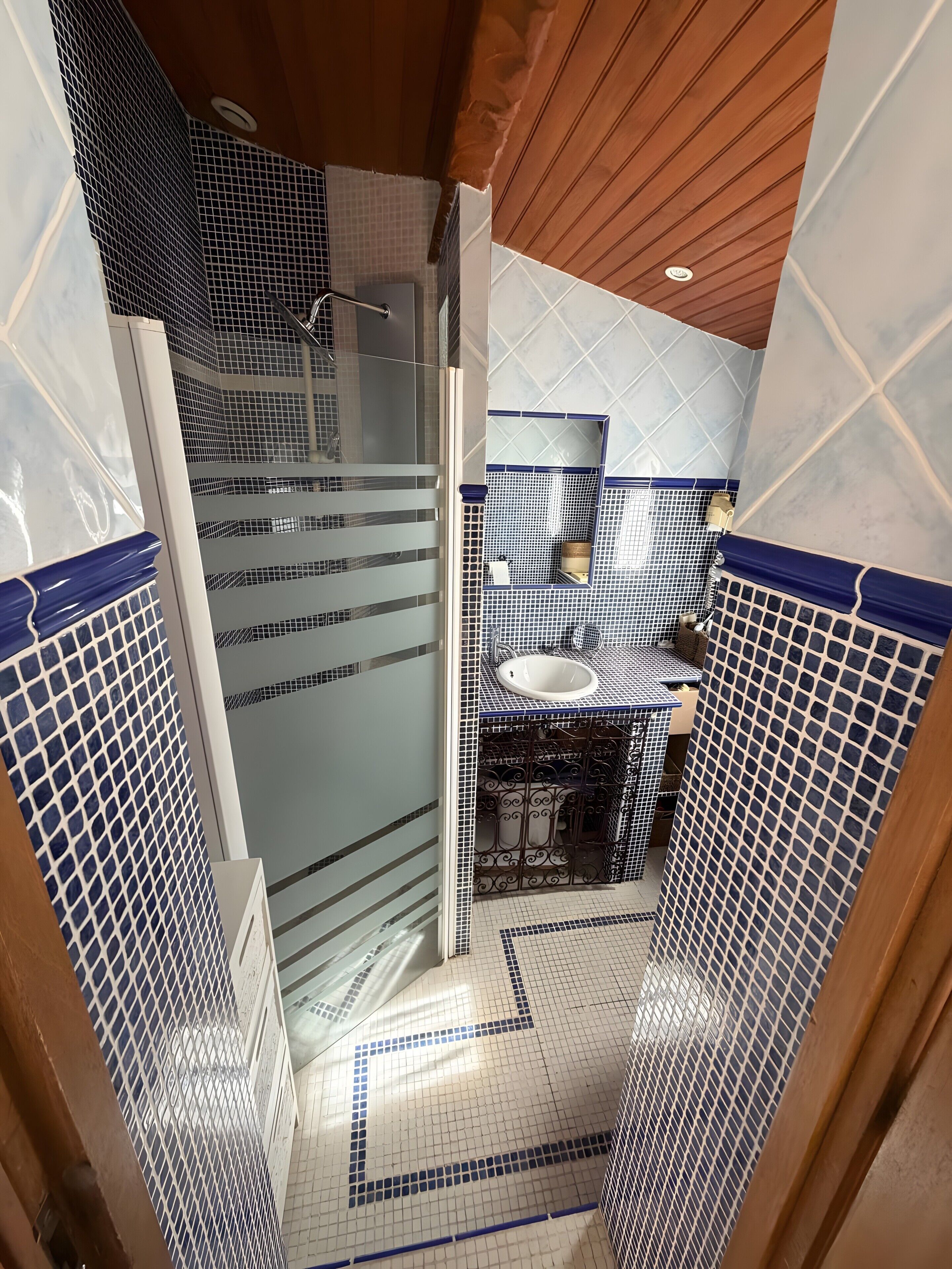 Douche, sèche-cheveux, serviettes fournies