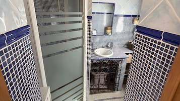 Douche, sèche-cheveux, serviettes fournies
