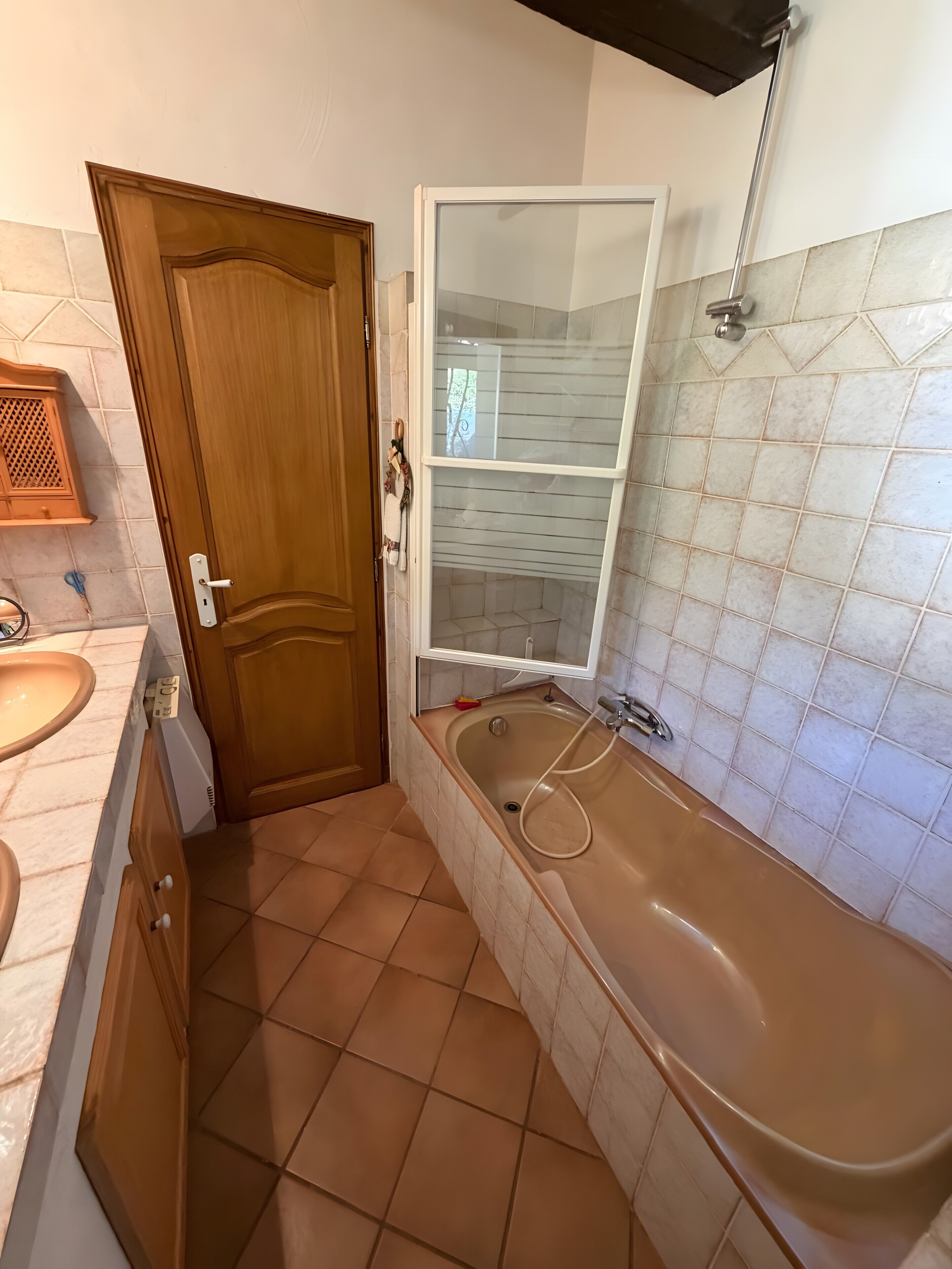 Douche, sèche-cheveux, serviettes fournies
