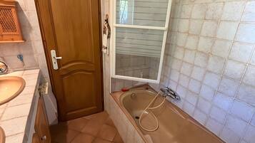 Douche, sèche-cheveux, serviettes fournies