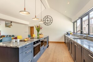 Oven, dishwasher, high chair, cookware/dishes/utensils - 5 Bed in Holsworthy (oc-60490) (Clawton)