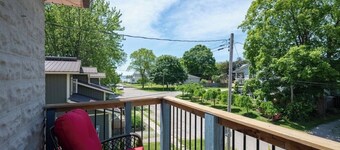 Pet-Friendly Luxury Retreat Walk to Blue Flag Beach, close Dog Beach, Submarine