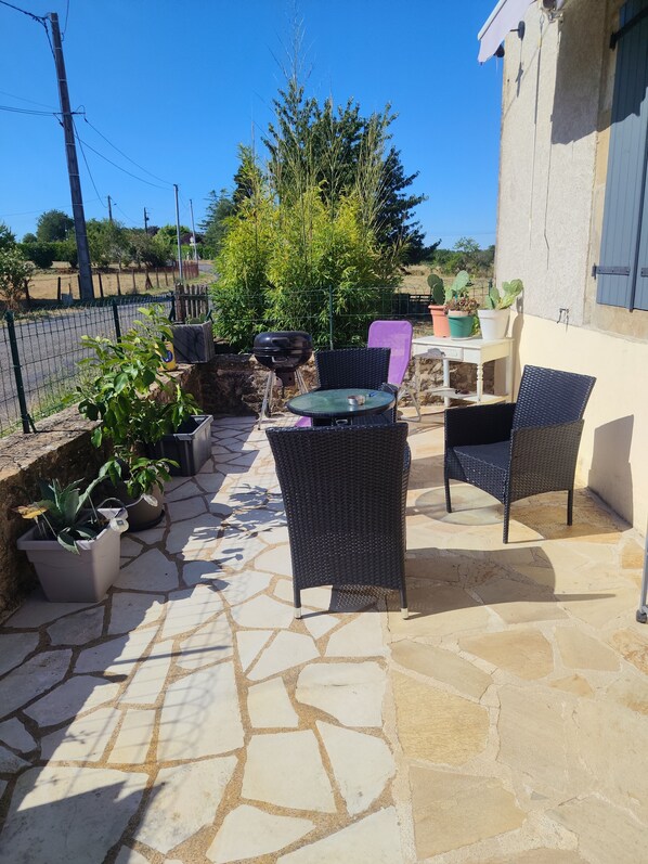 Outdoor dining - Bed and Breakfast near Rocamadour and the Padirac Caves (Miers)