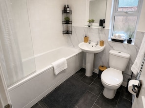 Haartrockner, Handtücher, Seife, Toilettenpapier
