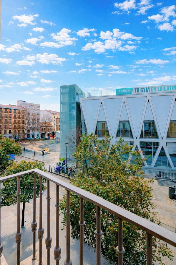 A modern building with a glass facade and a sign that reads 'TU GYM EN LA LATIN.' - Welcomer La Latina (Madrid)