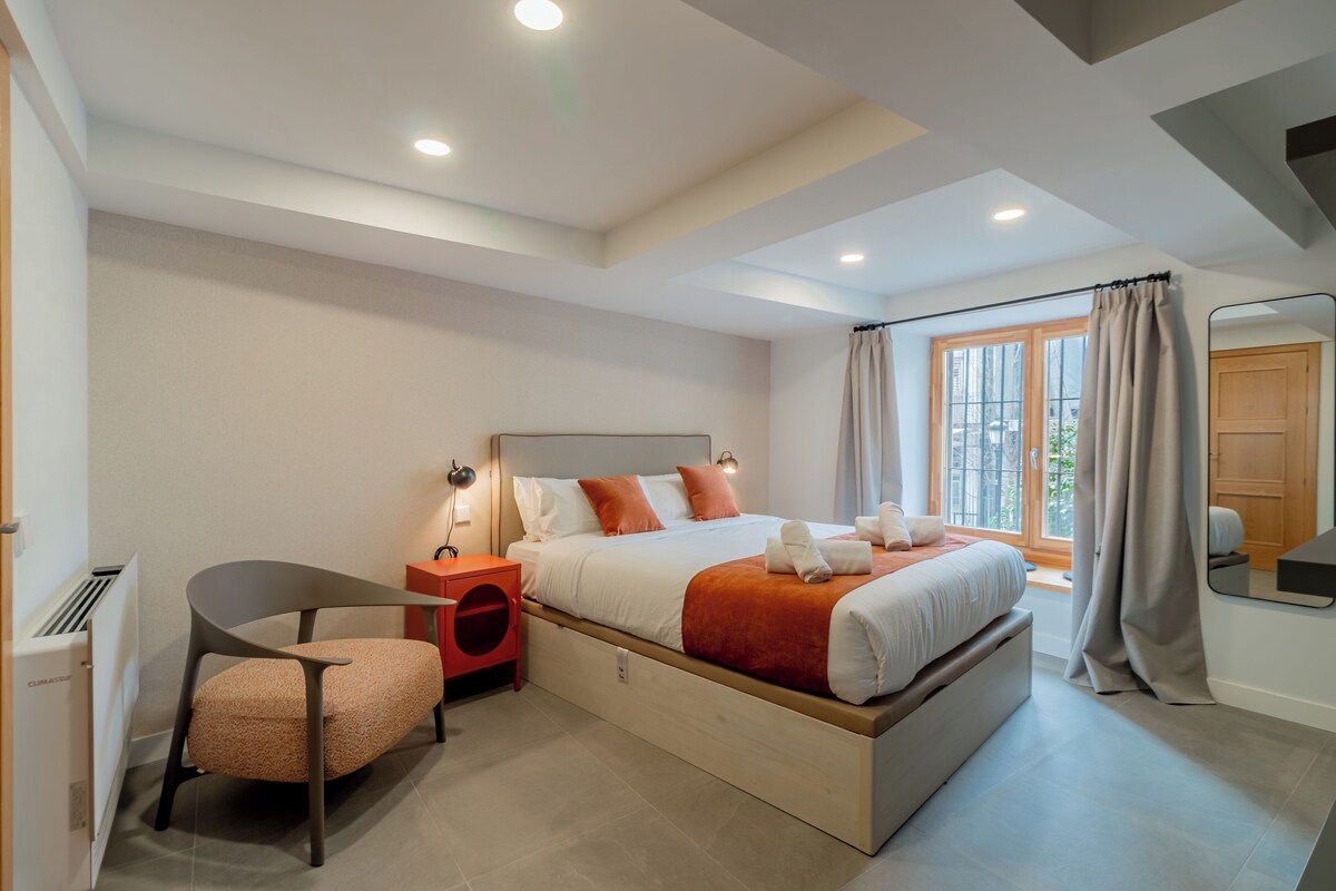 Basic Apartment, 2 Bedrooms | Blackout drapes, soundproofing, iron/ironing board, WiFi (free)