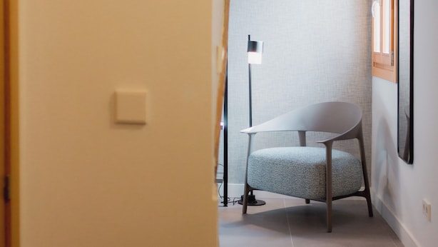 A room with a chair, a lamp, and a window. - Welcomer La Latina (Madrid)