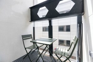 Premium Studio, Balcony | Outdoor dining - Welcomer Apartments Bernabéu (Madrid)