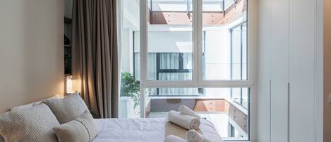 Basic-Studio | Schreibtisch, Verdunkelungsvorhänge, schallisolierte Zimmer