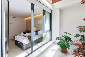 Standard Studio | Desk, blackout drapes, soundproofing, free WiFi - Welcomer Apartments Bernabéu (Madrid)
