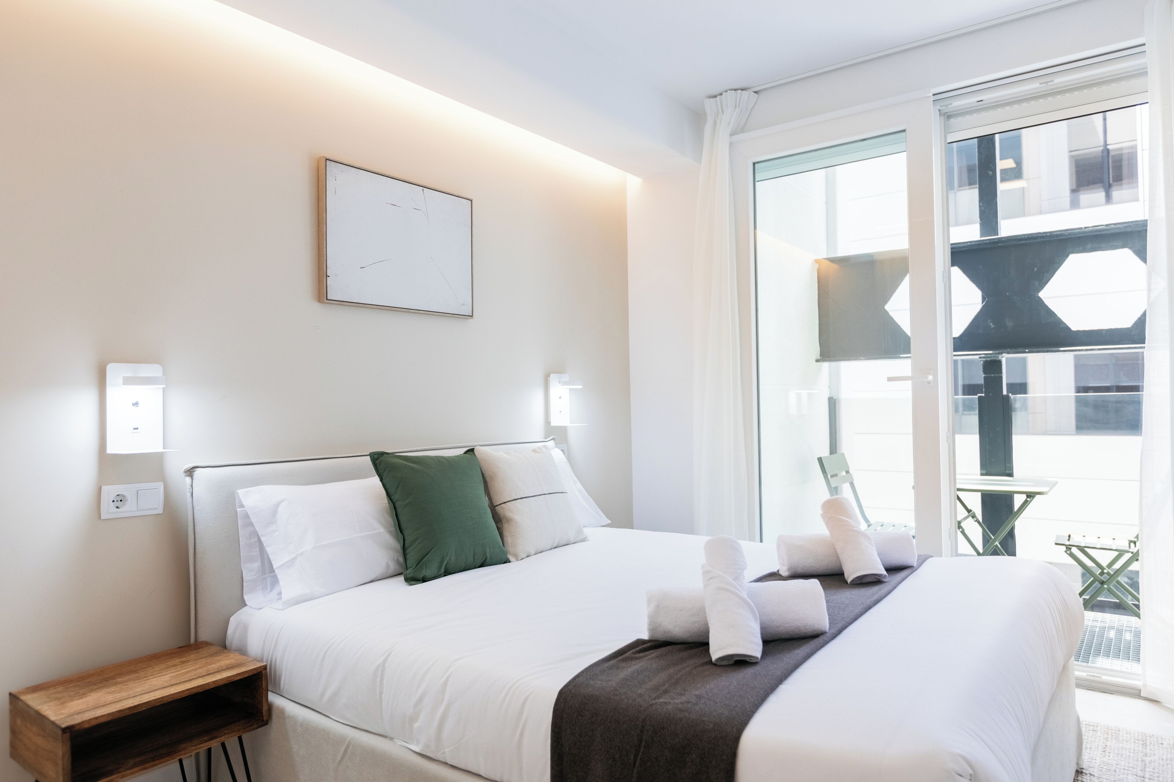 Escritorio, cortinas blackout, sistema de insonorización y wifi gratis 