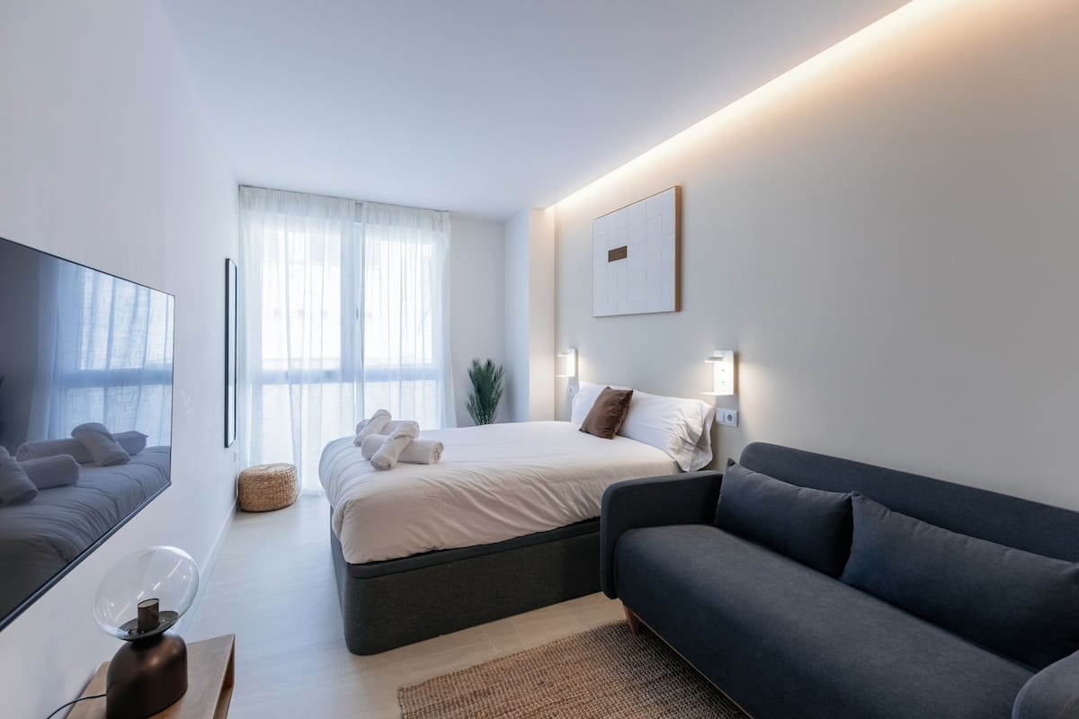 Estúdio conforto | Escrivaninha, cortinas blackout, quartos à prova de som