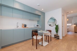 Superior studio | Privékeuken | Een koelkast/vriezer, een oven, een kookplaat, een vaatwasser