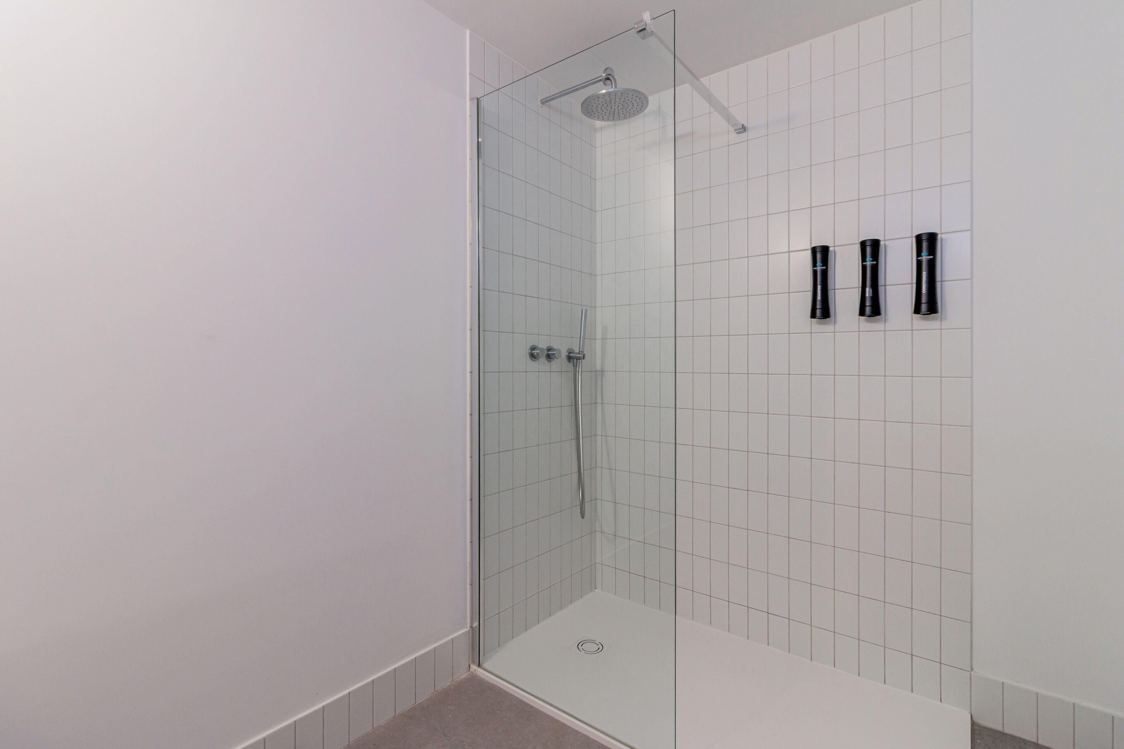 Superior appartement | Badkamer | Een douche, handdoeken, zeep, shampoo