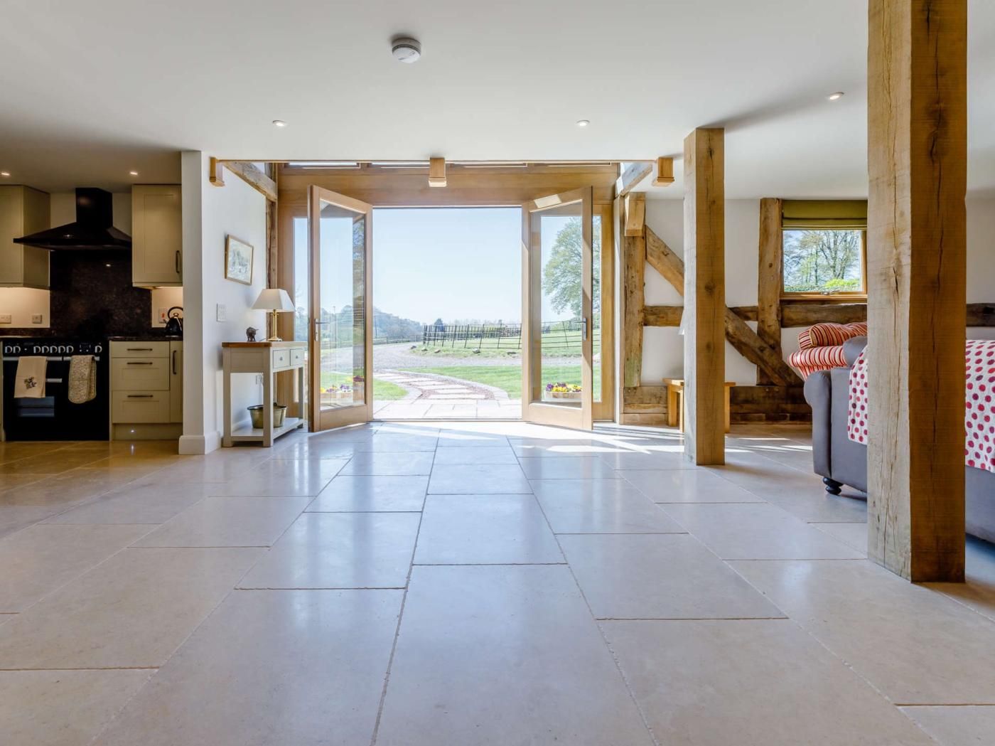 Una cocina amplia con vista a un paisaje campestre.