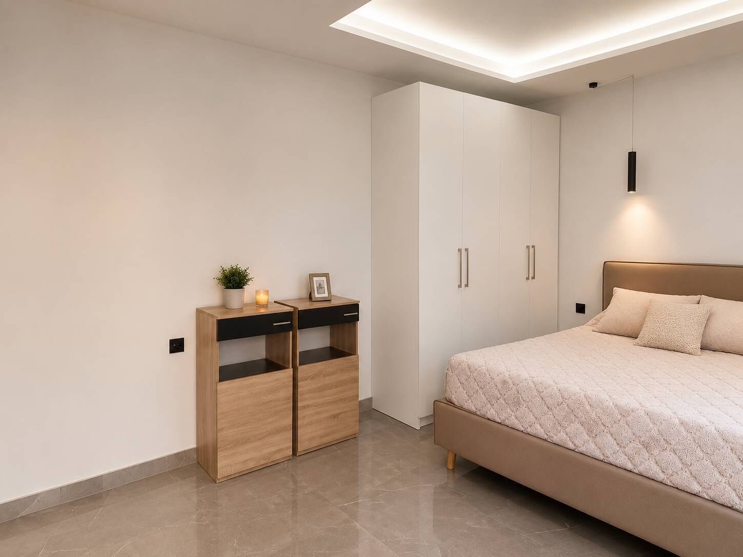 Une chambre à coucher avec un lit, une armoire et une table de chevet agrémentée d’une plante et d’une bougie.
