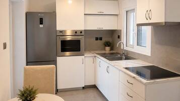 Fridge, oven, stovetop, cookware/dishes/utensils