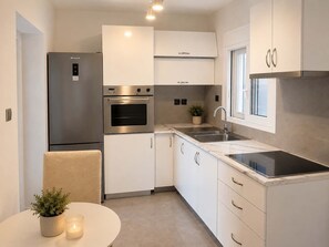 Fridge, oven, stovetop, cookware/dishes/utensils - Cozy Stay in Athens near the Metro Station Mosxato (Moschato)