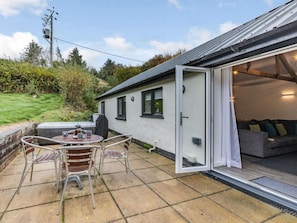 Outdoor dining - 2 Bed in Barnstaple (oc-60443) (Bittadon)