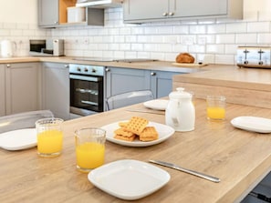 Oven, dishwasher, high chair, cookware/dishes/utensils - 2 Bed in Barnstaple (oc-60443) (Bittadon)