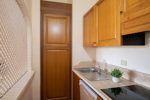 Kühlschrank, Mikrowelle, Geschirrspüler, Wasserkocher