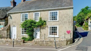 Unclassified image, 2 of 16, button - 4 Bed in Godshill (oc-ic034) (Godshill)