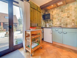 Mikrowelle, Hochstuhl, Kochgeschirr/Geschirr/Besteck