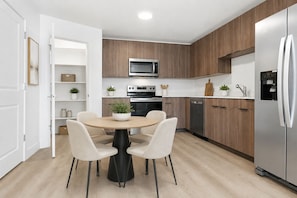 Private kitchen - Comfortable 2BR/2BA – 10 Miles to Deer Valley, Ideal for Extended Stays (Heber City)