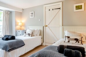 Bügeleisen/Bügelbrett, Reisekinderbett, kostenloses WLAN, Bettwäsche