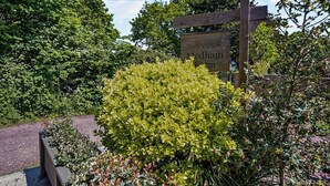 A sign for Medham Farm with a wooden post and a signboard. - 1 Bed in Cowes (oc-ic084) (Cowes)