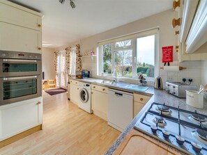 Private kitchen - 4 Bed in Shanklin (oc-ic068) (Shanklin)