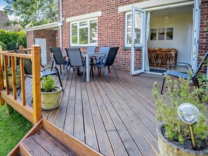 Outdoor dining - 4 Bed in Shanklin (oc-ic068) (Shanklin)