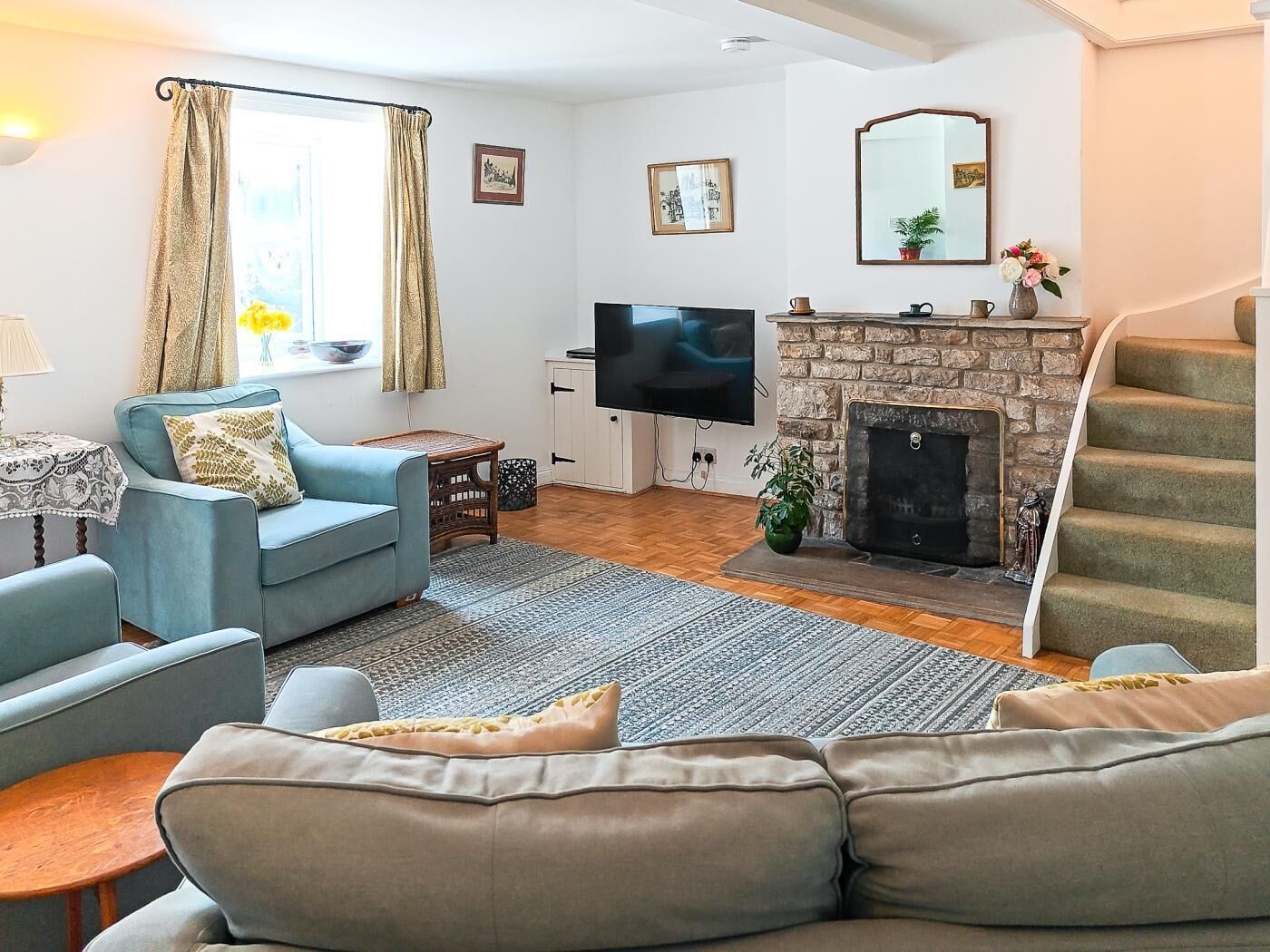 TV, fireplace
