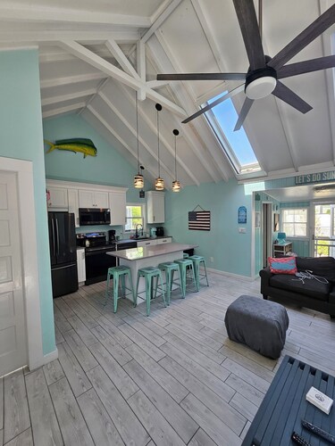 Steps from the beach, Ocean Beach/Seaview border. 5 bedrooms, AC, outdoor shower